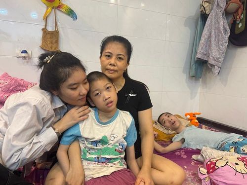 Chị Yến nghỉ việc ở nhà chăm sóc các con bệnh tật, mọi gánh nặng kinh tế của gia đình dồn lên vai chồng chị