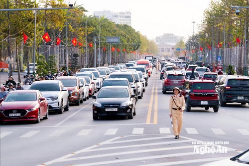 Lực lượng chức năng có mặt tại các nút giao trọng điểm để điều tiết giao thông. Ảnh tư liệu: Nguyễn Đạo