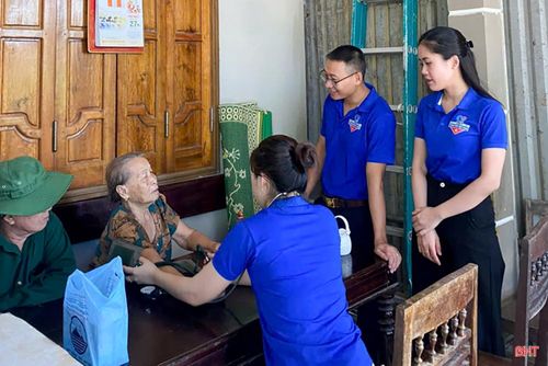 Đoàn thanh niên xã phối hợp với Chi đoàn Trung tâm Y tế Can Lộc khám bệnh tại nhà và phát thuốc cho các cựu TNXP.