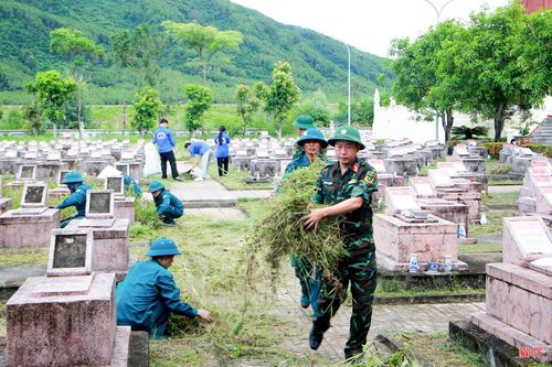 Các tổ chức chính trị xã hội và các lực lượng trên địa bàn xã dọn vệ sinh tại Nghĩa trang Liệt sỹ Can Lộc.