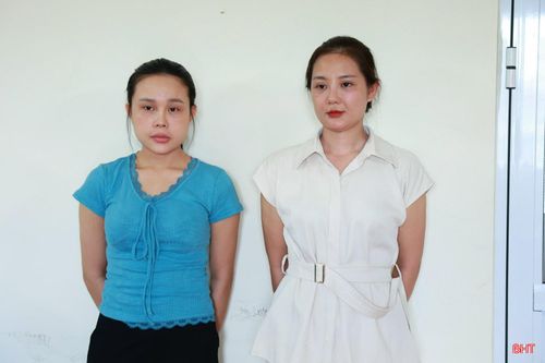 Cơ quan Cảnh sát điều tra Công an tỉnh Hà Tĩnh đã khởi tố vụ án, khởi tố 2 bị can là Nguyễn Thị Thảo (áo trắng) và Vi Thị Nụ về tội “Môi giới mại dâm”.