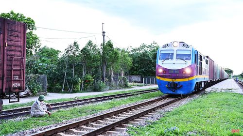 Một đoàn tàu hàng thường có khoảng 22 toa. Thông thường mỗi toa có 4 trục, 8 bánh xe. Việc kiểm tra đòi hỏi sự tập trung cao độ, bởi chỉ cần bỏ sót một chi tiết nhỏ cũng có thể ảnh hưởng đến an toàn của cả đoàn tàu.
