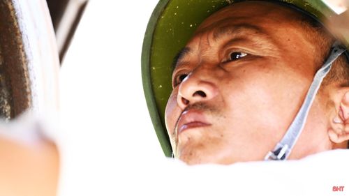 Ở công đoạn thử hãm, chúng tôi kiểm tra guốc hãm, má phanh, độ ép và các liên kết của hệ thống hãm. Mọi thao tác đều phải thực hiện đúng quy trình kỹ thuật, không được chủ quan.
