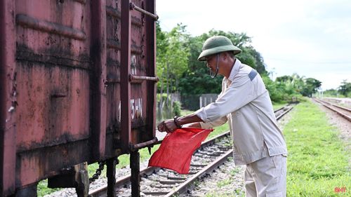 Trạm Khám chữa toa xe Phúc Trạch được giao quản lý đoạn đường từ phía nam ga Hương Phố (Hà Tĩnh) đến phía nam ga Minh Lễ (Quảng Trị), gồm 11 ga. Chúng tôi chủ yếu khám chữa các đoàn tàu hàng theo phân công của công ty hoặc tàu dừng tránh tại ga.