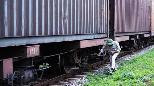 Hơn 35 năm gắn bó với nghề, tôi đã kiểm tra hàng vạn toa xe. Công việc có phần vất vả, thuộc nhóm nghề độc hại, nhưng chưa bao giờ tôi thấy hối tiếc vì đã chọn nghề này.