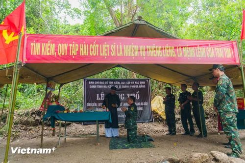 Buổi lễ diễn ra trong không khí trang nghiêm, thành kính ngay tại hiện trường núi Sơn Gà. (Ảnh: Thanh Phong/Vietnam+)