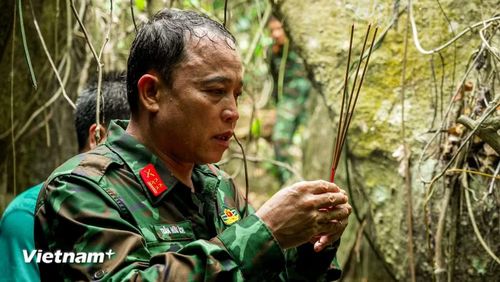 Đại ta Trần Hữu Ích - Chỉ huy Trưởng Bộ Chỉ huy Quân sự thành phố Đà Nẵng vượt đường núi hiểm trở, trực tiếp đến hiện trưởng chỉ huy công tác khai quật. (Ảnh: Thanh Phong/Vietnam+)
