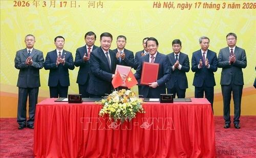 Đại tướng Lương Tam Quang, Bộ trưởng Bộ Công an Việt Nam và Bộ trưởng Bộ Công an Trung Quốc Vương Tiểu Hồng ký kết 3 văn kiện hợp tác gồm: Biên bản Hội nghị cấp Bộ trưởng về hợp tác phòng, chống tội phạm lần thứ 9; Bản ghi nhớ trên lĩnh vực Cảnh vệ và Bản ghi nhớ hợp tác về chống khủng bố giữa Bộ Công an Việt Nam và Bộ Công an Trung Quốc (Hà Nội, 3/2026). Ảnh: Phạm Kiên/ TTXVN