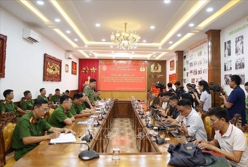 Công an TP. Hồ Chí Minh họp báo công bố thông tin kết quả đấu tranh triệt xóa nhiều đường dây lừa đảo chiếm đoạt tài sản núp bóng doanh nghiệp kinh doanh du lịch, nghỉ dưỡng, đồng thời khởi tố 11 vụ án với gần 200 bị can là lãnh đạo và nhân viên các công ty liên quan (6/2026). Ảnh: Hồng Đạt/TTXVN.