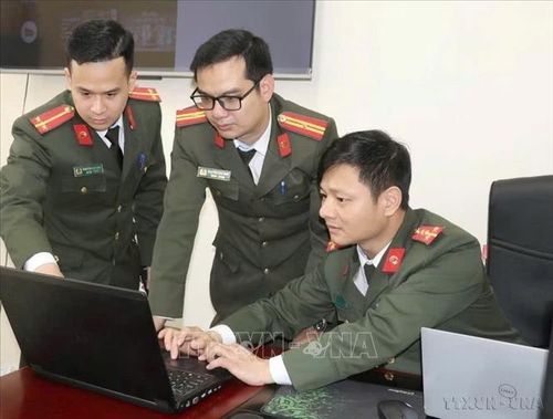 Phòng An ninh mạng và phòng, chống tội phạm sử dụng công nghệ cao, Công an tỉnh Ninh Bình kịp thời phát hiện, ngăn chặn và xử lý các hành vi lợi dụng Internet đăng tải, chia sẻ thông tin sai sự thật liên quan đến công tác bầu cử. Ảnh: Thùy Dung/TTXVN