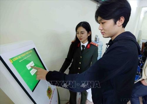 Cán bộ, chiến sĩ Phòng Hồ sơ nghiệp vụ, Công an thành phố Hà Nội hướng dẫn người dân đến làm thủ tục cấp Phiếu lý lịch tư pháp (3/2025). Ảnh: Phạm Kiên/TTXVN