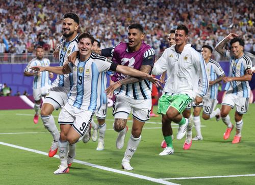 Tiền đạo Julian Alvarez (số 9) ăn mừng cùng đồng đội sau khi ghi bàn thắng nâng tỷ số lên 2-1 cho Argentina ở phút 112. Ảnh: AFP/TTXVN (Ảnh không cho phép bên thứ 3 khai thác, chia sẻ lại)