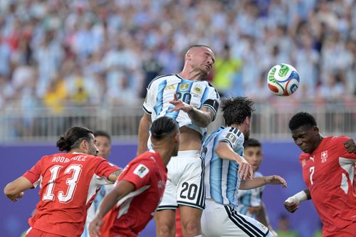Tiền vệ Alexis Mac Allister (số 20) bật cao đánh đầu hiểm hóc, ghi bàn mở tỉ số cho Argentina ở phút thứ 10. Ảnh: AFP/TTXVN (Ảnh không cho phép bên thứ 3 khai thác, chia sẻ lại)