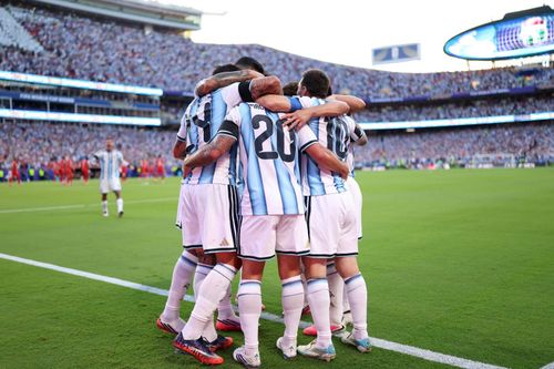 Các cầu thủ Argentina ăn mừng bàn thắng mở tỉ số trận đấu. Ảnh: AFP/TTXVN (Ảnh không cho phép bên thứ 3 khai thác, chia sẻ lại)