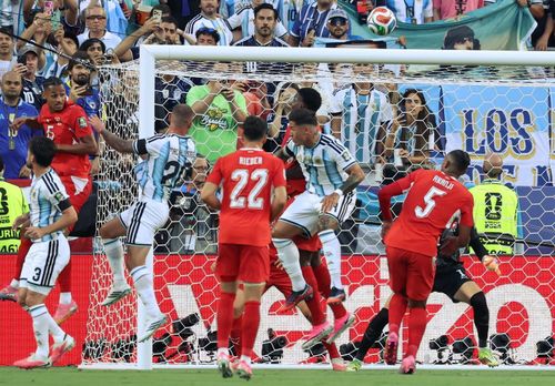 Tiền vệ Alexis Mac Allister (số 20) bật cao đánh đầu hiểm hóc, ghi bàn mở tỉ số cho Argentina ở phút thứ 10. Ảnh: AFP/TTXVN (Ảnh không cho phép bên thứ 3 khai thác, chia sẻ lại)