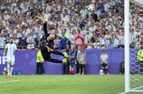 Thủ thành Thụy Sĩ Gregor Kobel thất bại trong việc cản phá cú sút của tiền đạo Argentina Julian Alvarez. Ảnh: AFP/TTXVN (Ảnh không cho phép bên thứ 3 khai thác, chia sẻ lại)