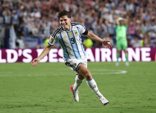 Tiền đạo Julian Alvarez ăn mừng sau khi ghi bàn thắng nâng tỷ số lên 2-1 cho Argentina ở phút 112. Ảnh: AFP/TTXVN (Ảnh không cho phép bên thứ 3 khai thác, chia sẻ lại)