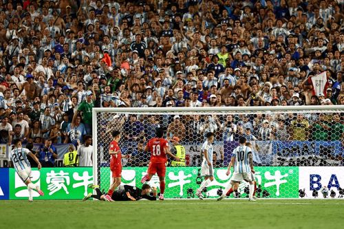 Tiền đạo Lautaro Martinez (số 22) ghi bàn nâng tỷ số lên 3-1 cho Argentina. Ảnh: AFP/TTXVN (Ảnh không cho phép bên thứ 3 khai thác, chia sẻ lại)