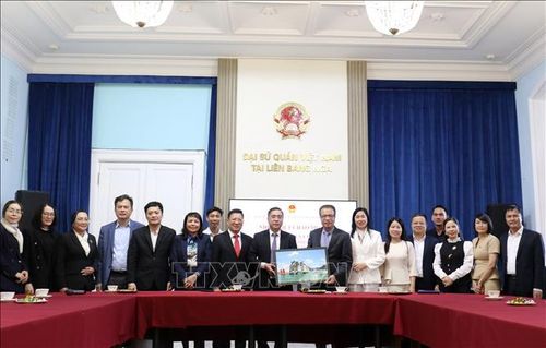 Đoàn công tác tỉnh Quảng Ninh với Đại sứ Đặng Minh Khôi và cán bộ chủ chốt Đại sứ quán Việt Nam tại Nga.