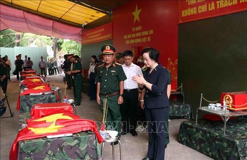 Bà Phạm Thị Thanh Trà, Bí thư Trung ương Đảng, Phó Thủ tướng Chính phủ, Trưởng Ban Chỉ đạo Quốc gia về tìm kiếm, quy tập và xác định danh tính hài cốt liệt sĩ kính cẩn trước hài cốt các liệt sĩ mới được khai quật. Ảnh: Xuân Khu/TTXVN