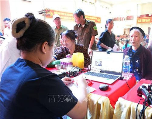 Bà Nguyễn Thị Đạm, xã Yên Lạc, tỉnh Phú Thọ mang theo hi vọng tìm được người anh trai liệt sĩ qua việc thu nhận mẫu ADN.