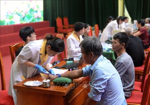 Lấy mẫu máu từ các thân nhân liệt sĩ tại xã Hoàng Vân, tỉnh Bắc Ninh. Ảnh: Danh Lam/TTXVN