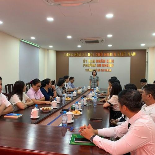 Bà Phạm Thị Hoàn, Đảng ủy viên, Phó Chủ tịch UBND phường An Khánh phát biểu tại buổi lễ.