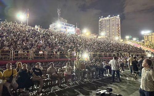 Du khách chật kín các khán đài trong đêm Chung kết DIFF 2026.
