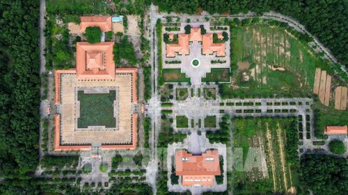 Quần thể Khu di tích lịch sử cách mạng Bình Thành được quy hoạch giữa không gian xanh của vùng biên Tây Ninh, kết hợp hài hòa giữa công trình tưởng niệm và cảnh quan thiên nhiên, góp phần gìn giữ, phát huy giá trị lịch sử cách mạng. Ảnh: Giang Phương – TTXVN 