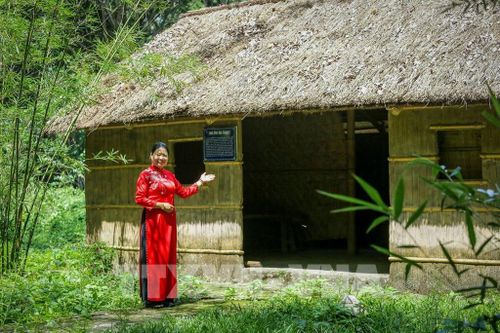 Nhà làm việc của cán bộ cách mạng được phục dựng tại Khu di tích lịch sử cách mạng Bình Thành giúp du khách hình dung về điều kiện hoạt động của cán bộ cách mạng giữa vùng bưng biền trong những năm kháng chiến. Ảnh: Giang Phương - TTXVN