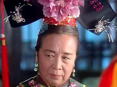 Dung Ma Ma nhiều lần đối đầu Tiểu Yến Tử, góp phần tạo nên những tình huống kịch tính của Hoàn Châu Cách Cách.