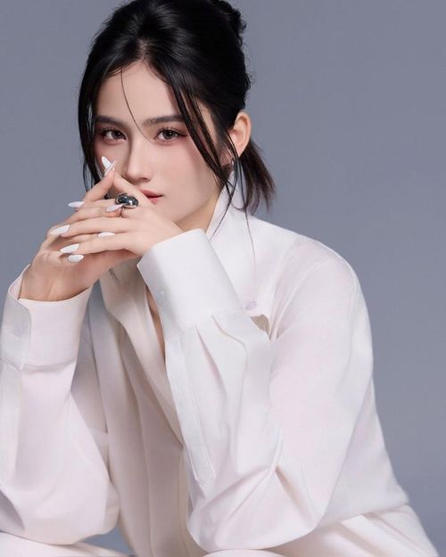Hoa hậu Ý Nhi cho biết còn 1 học kỳ là cô kết thúc chương trình học ở Úc.