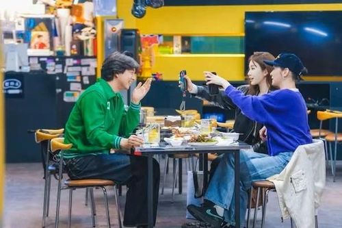 Gong Yoo, Kim Go Eun, Lee Dong Wook... duy trì mối quan hệ thân thiết sau 10 năm đóng chung Yêu Tinh (Goblin). (Ảnh từ Chosun)