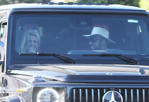 Britney Spears và người đàn ông đi cùng.