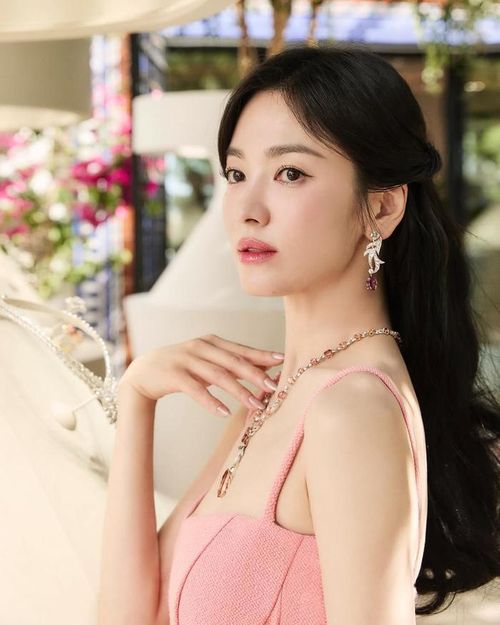 Hiện Song Hye Kyo đang chuẩn bị tái xuất với loạt phim gốc của Netflix Slowly But Intensely.