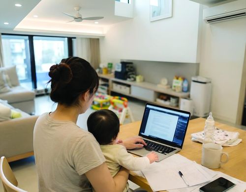 Nhiều phụ nữ hiện nay phải đối mặt với guồng xoay giữa công việc và chăm con hàng ngày - Ảnh minh họa