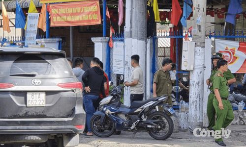 Công an TP.HCM phong tỏa hiện trường, điều tra nguyên nhân vụ án mạng. Ảnh: Minh Phương.