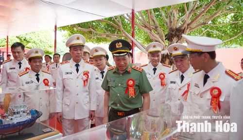Thượng tướng Lê Văn Tuyến, Ủy viên Trung ương Đảng, Thứ trưởng Bộ Công an và các đồng chí lãnh đạo Công an tỉnh tham quan gian trưng bày hiện vật của lực lượng an ninh Thanh Hóa.