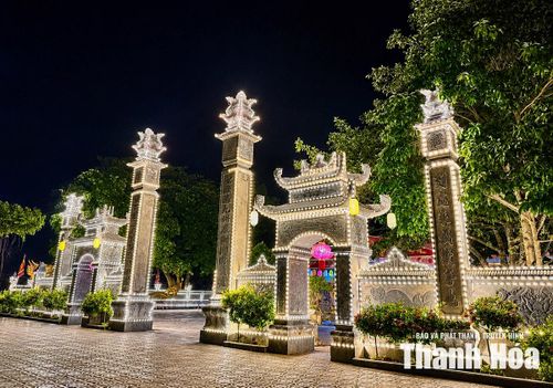 Đền Ba Bông rực rỡ về đêm.