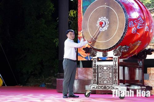 Bí thư Đảng ủy, Chủ tịch HĐND xã Tống Sơn Nguyễn Xuân Dũng đánh trống khai hội.