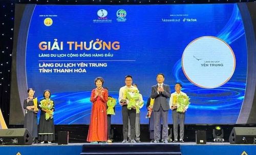 Làng du lịch Yên Trung nhận Giải thưởng Làng du lịch cộng đồng hàng đầu tại Lễ trao Giải thưởng Du lịch Việt Nam - VITA Awards 2026 diễn ra ngày 9/7 tại tỉnh Ninh Bình. Ảnh: Fanpage Làng du lịch Yên Trung - Yên Định