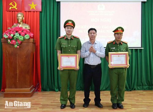 Phó Bí thư Đảng ủy, Chủ tịch UBND xã Chợ Mới Nguyễn Trọng Trí trao giấy khen cho Công an xã Chợ Mới.