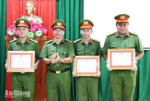 Thượng tá Phạm Việt Hùng, Phó trưởng Phòng Cảnh sát cơ động Công an tỉnh An Giang, trao tuyên dương cho các cá nhân.