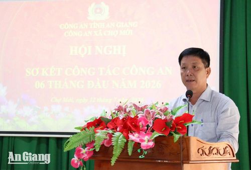 Phó Bí thư Đảng ủy, Chủ tịch UBND xã Chợ Mới Nguyễn Trọng Trí phát biểu tại hội nghị.