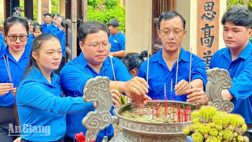 Thế hệ trẻ tưởng nhớ công lao của các bậc tiền nhân đã khai mở, xây dựng Hà Tiên ngày càng phát triển.