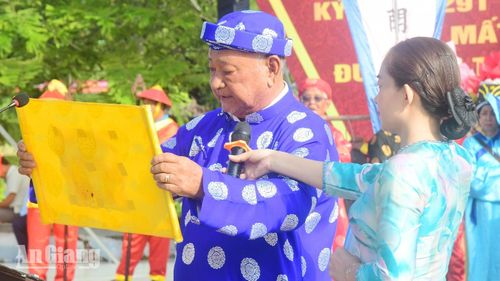 Ông Ong Vĩnh Phúc, Phó Ban Bảo vệ di tích núi Bình San đọc sắc phong của vua Minh Mạng phong tước vị cho ngài Mạc Cửu.
