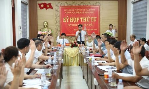  Các đại biểu HĐND xã Bố Hạ biểu quyết thông qua nghị quyết. 