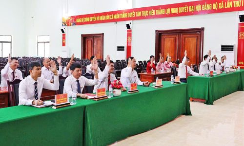  Các đại biểu HĐND xã Nhân Thắng biểu quyết thông qua Nghị quyết. 