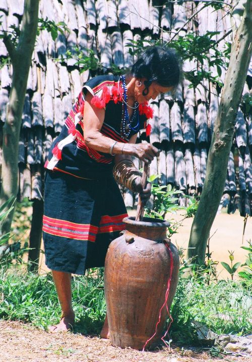 Khuấy đều thuốc nhuộm vải chiết xuất từ cây chàm.