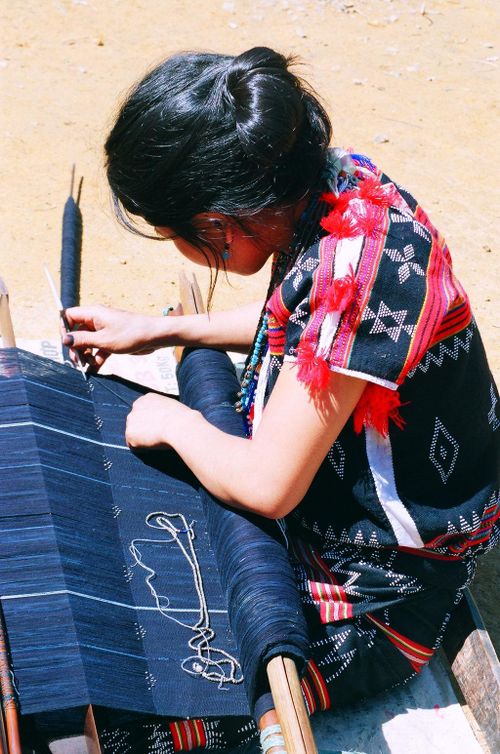 Thợ dệt Cơ Tu chèn hạt cườm trên nền vài hoa văn knuốt